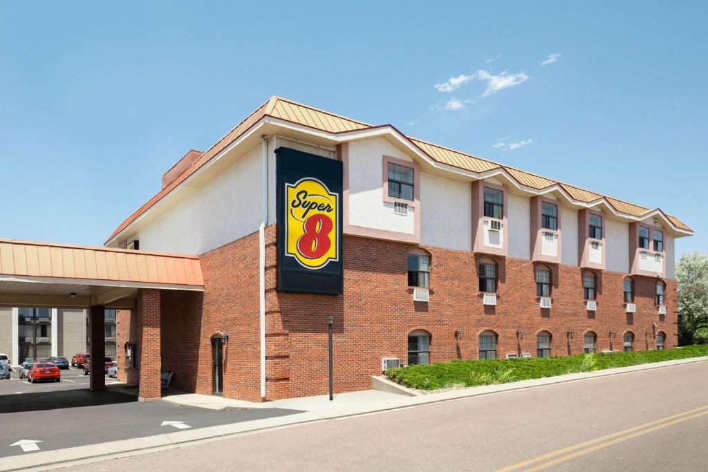 Super 8 by Wyndham Colorado Springs/Afa Area Main image 1